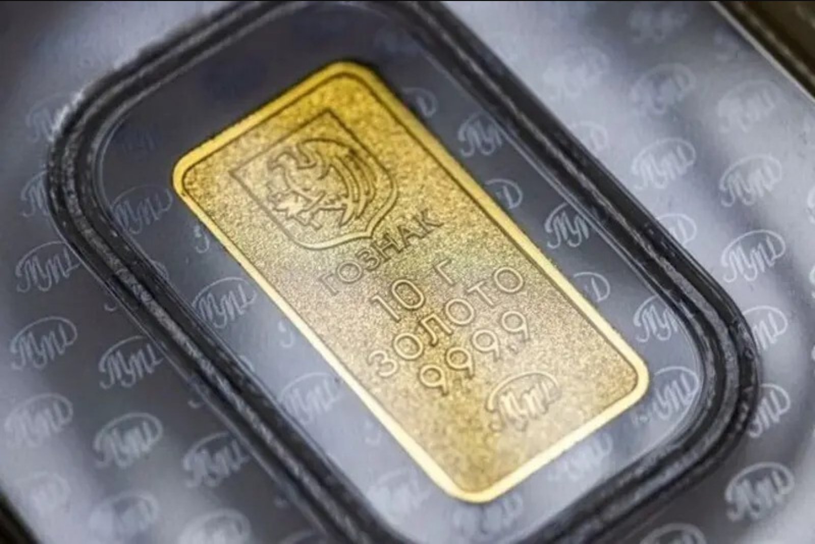 Gold Sinks Below $5,000 as Inflation Fears and Fed Uncertainty Weigh