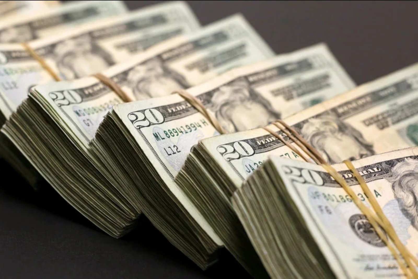 Dollar Holds Ground as Middle East Flares and U.S. Payrolls Take Center Stage