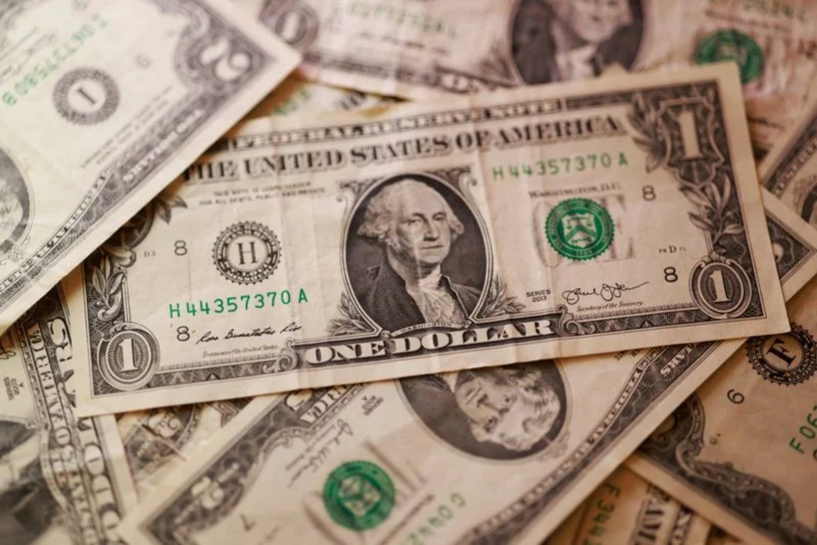 Dollar Strengthens on Rate-Hike Expectations Amid Economic Outperformance