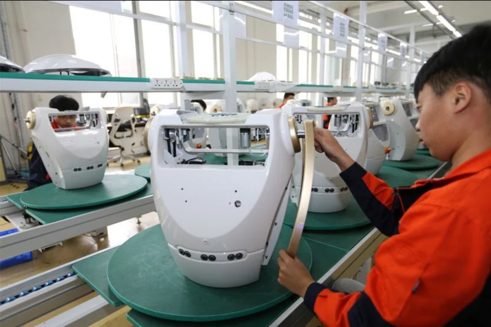 China’s Manufacturing Rebounds as AI Export Surge Offsets Domestic Weakness