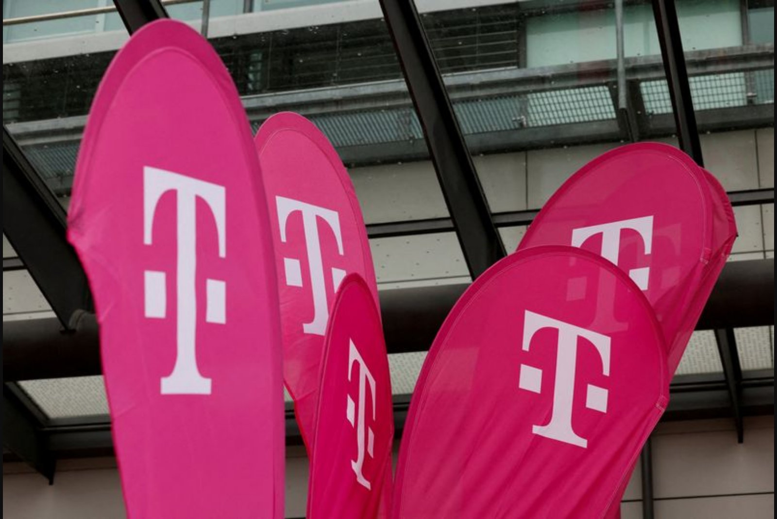 T-Mobile debuts SuperBroadband, pairing 5G with Starlink backup for enterprise customers