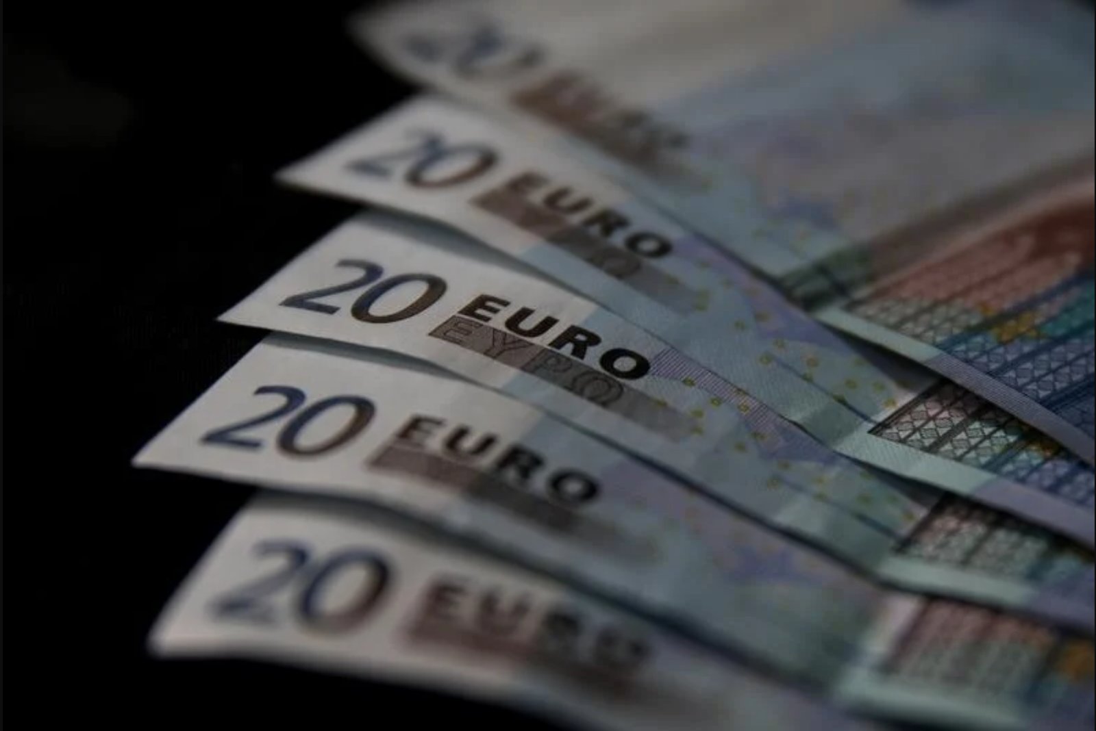Mizuho Lowers Euro Target, Citing Rate Gap With U.S. and Market Dynamics