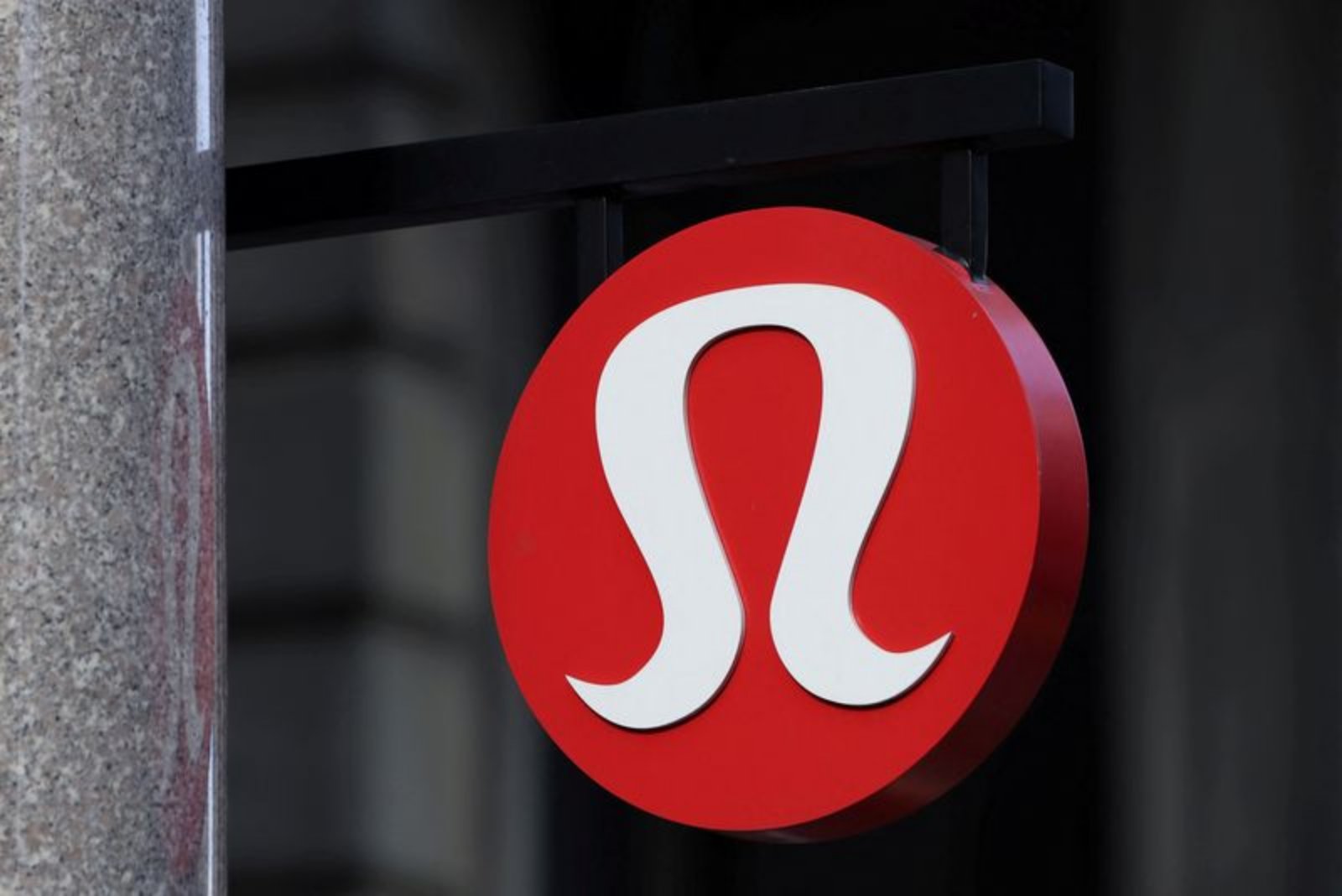 Lululemon’s 2026 Revenue and EPS Forecast Falls Short of Street Estimates
