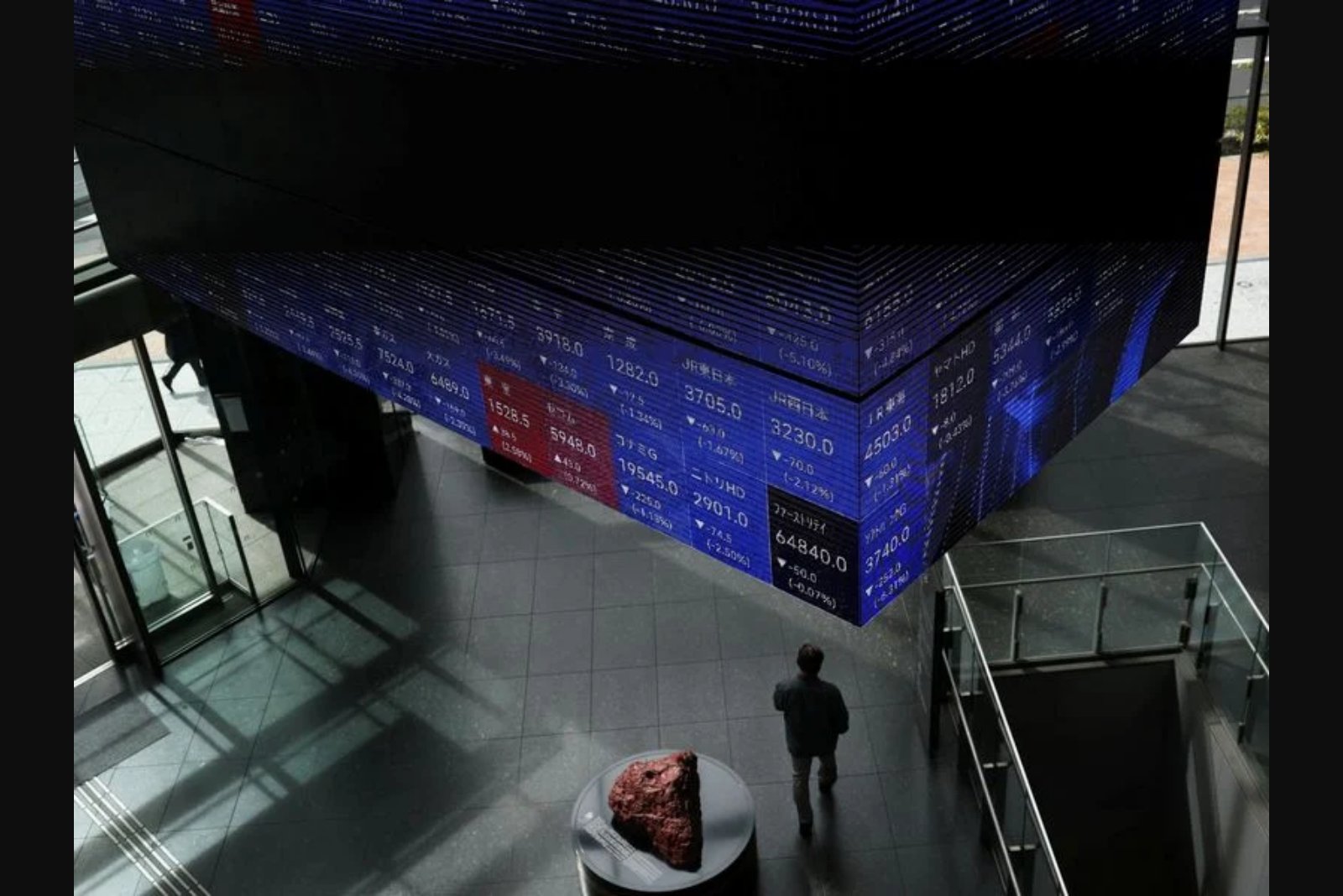 AI Stocks Lift Nikkei Past 67,000 as SoftBank Overtakes Toyota in Market Value