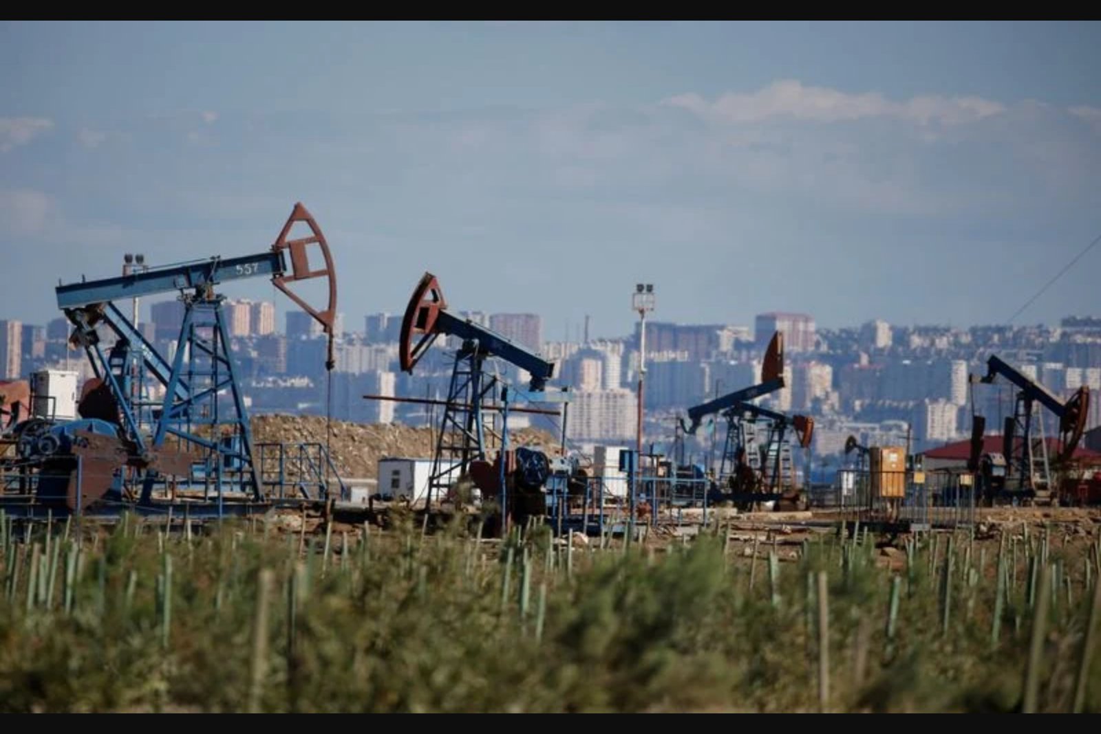 Oil Nears 1% Gain After Fresh U.S.-Iran Strikes, Supply Risks Rise