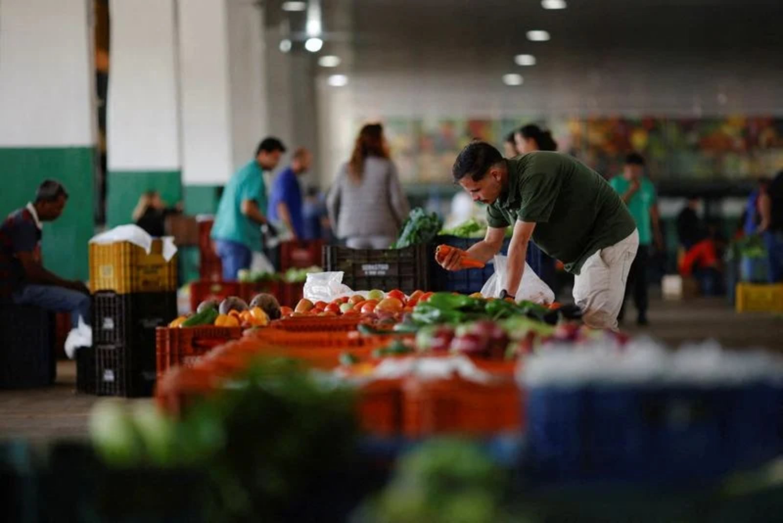 Brazil Raises 2026 Inflation Outlook Above Central Bank Target as Food and Goods Prices Climb