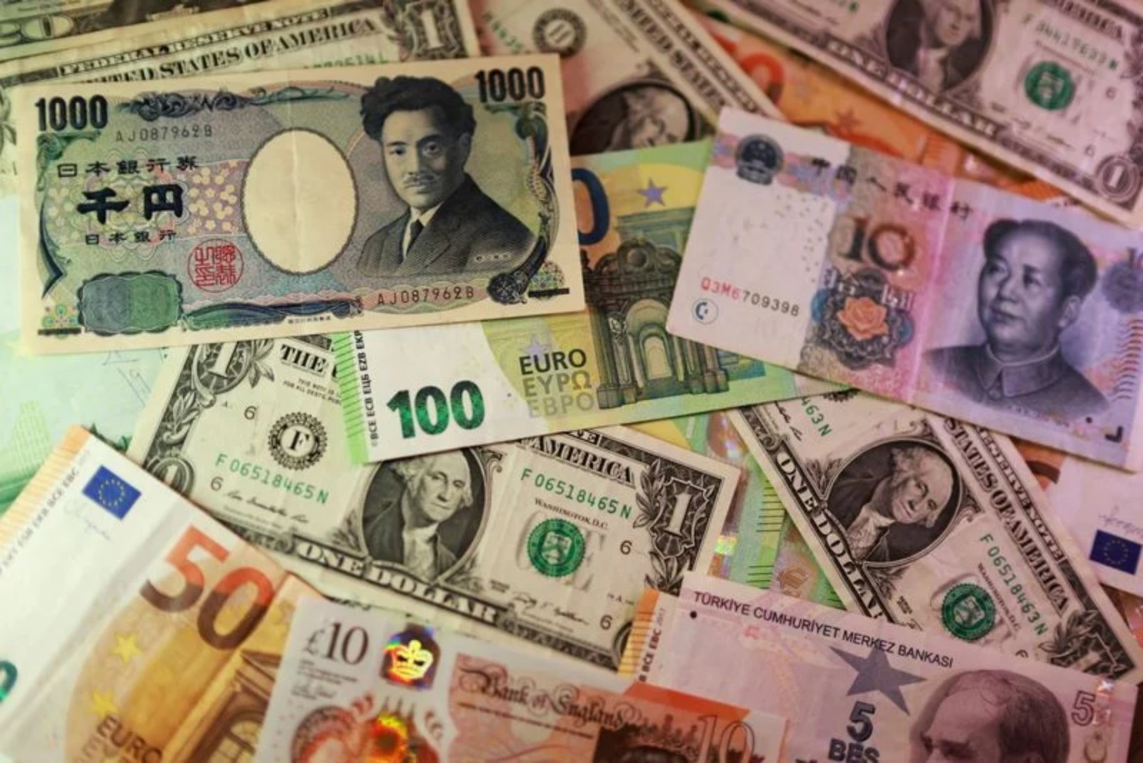 Yen Sinks to 40-Year Low as Treasury Yields Surge and Fed Rate Hike Bets Intensify