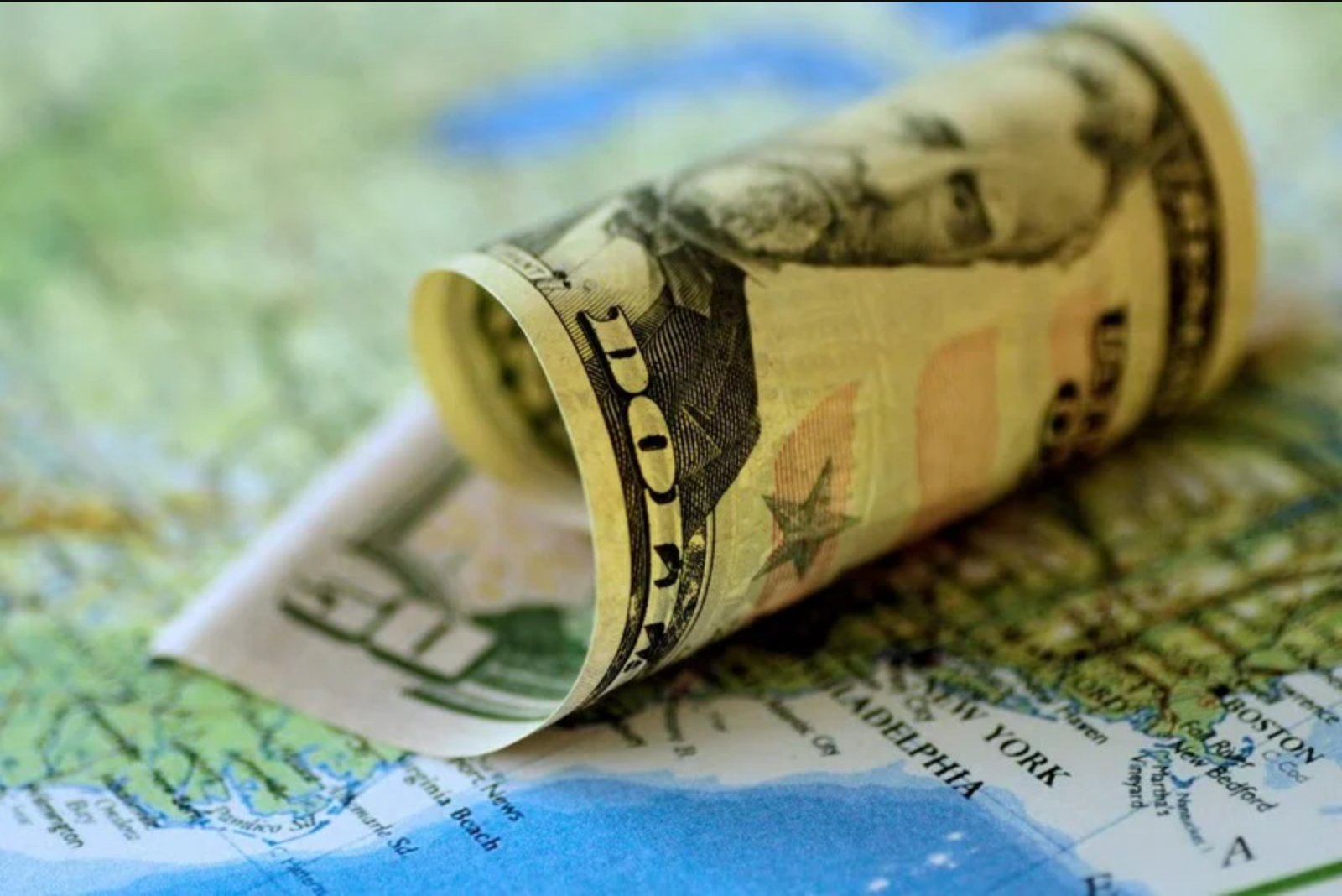 UBS Views Dollar Weakness as a Buying Opportunity Amid Fed, Oil Risks