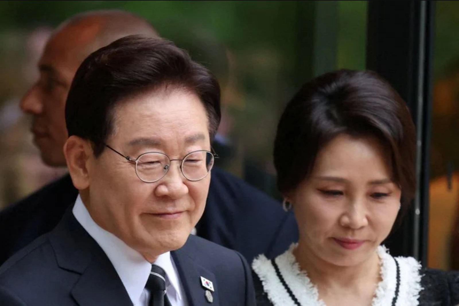 South Korea’s Lee Says G7 Dinner With Trump Advanced Talks on Peninsula Peace, Leaves With President’s Pen