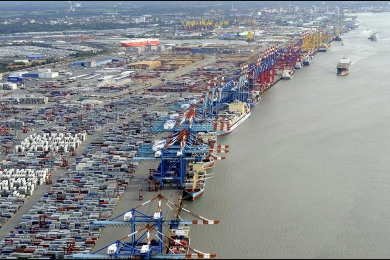 European gas eases after LNG shipments cross Strait of Hormuz despite regional hostilities