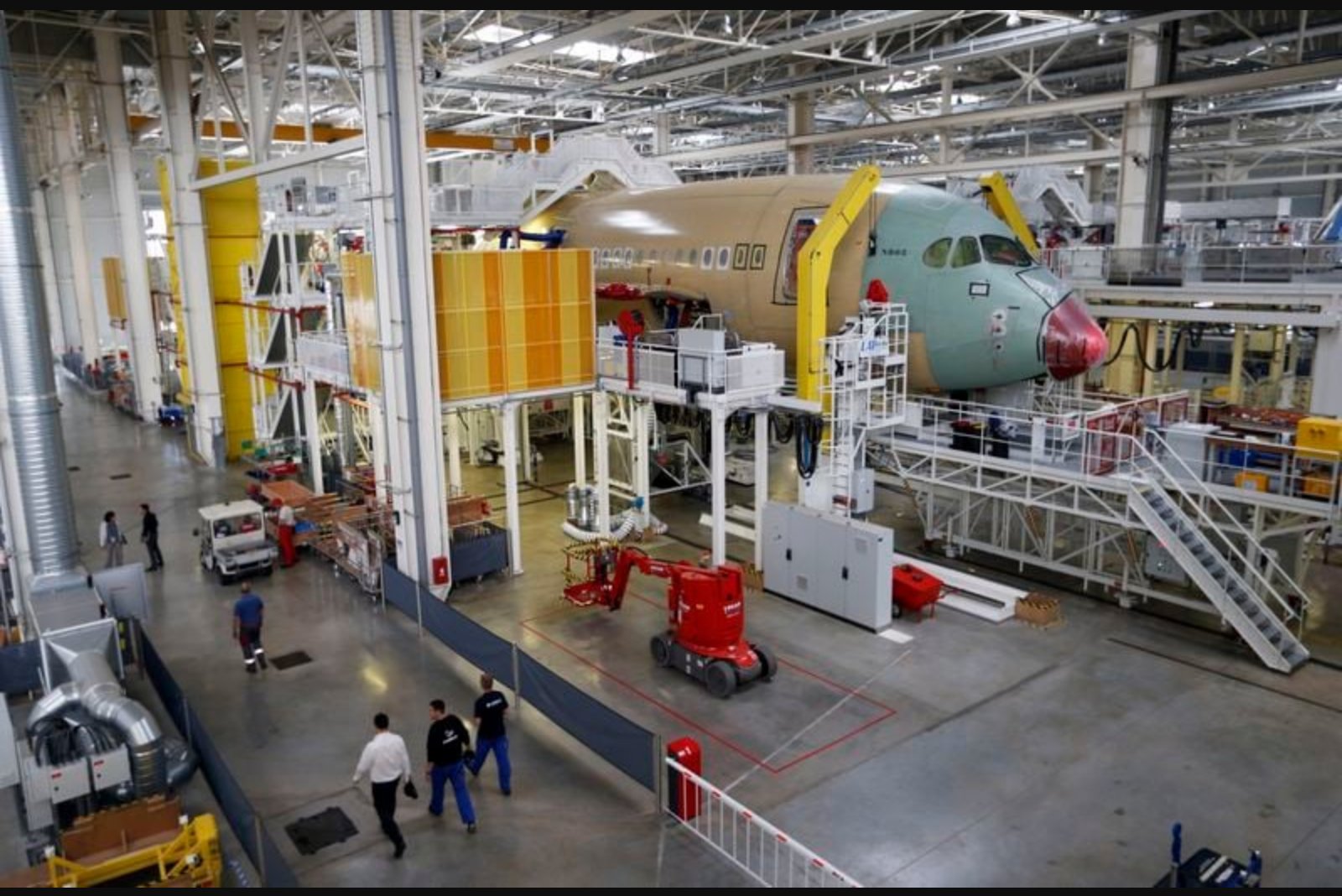 Qantas Holds Talks on Purchase of About 20 Wide-Body Jets from Airbus or Boeing
