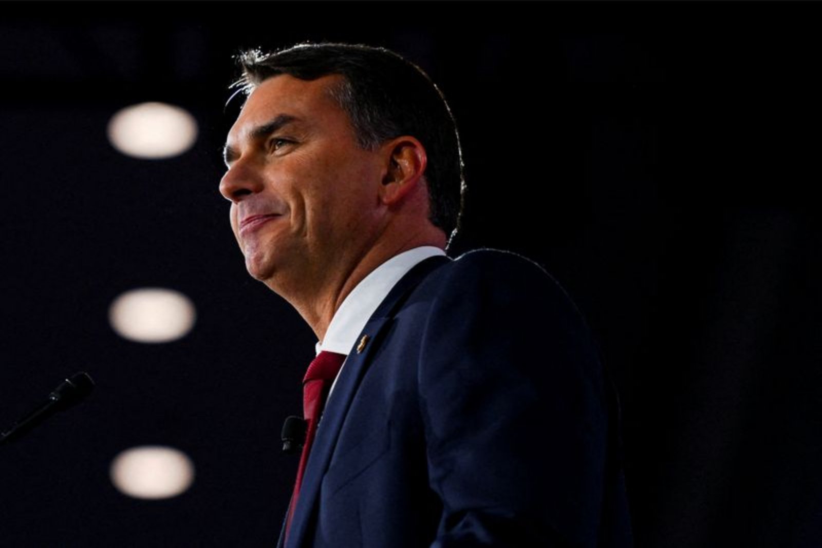 Markets Wobble After Report Linking Senator Flavio Bolsonaro to Jailed Banker