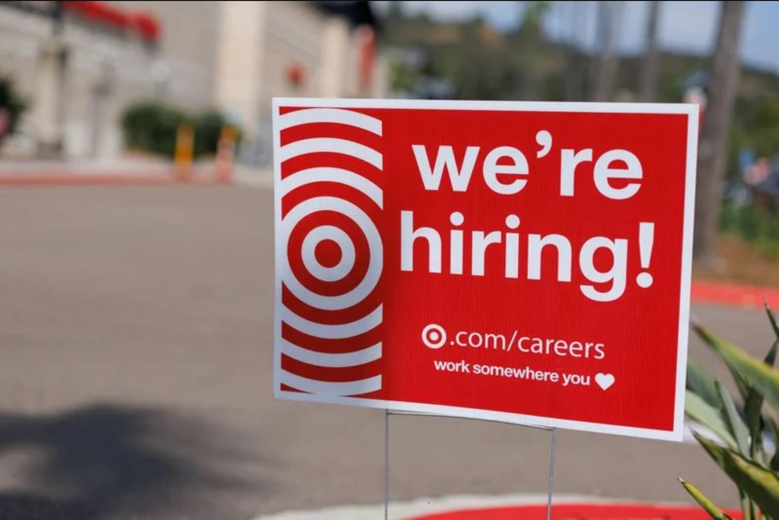 Weekly U.S. jobless claims dip to 215,000 as labor market shows signs of stability