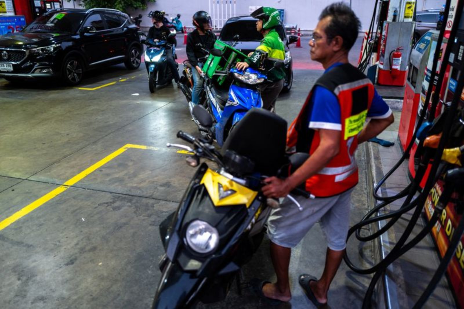 Physical crude trades surge toward $150 as Hormuz shutdown tightens supply