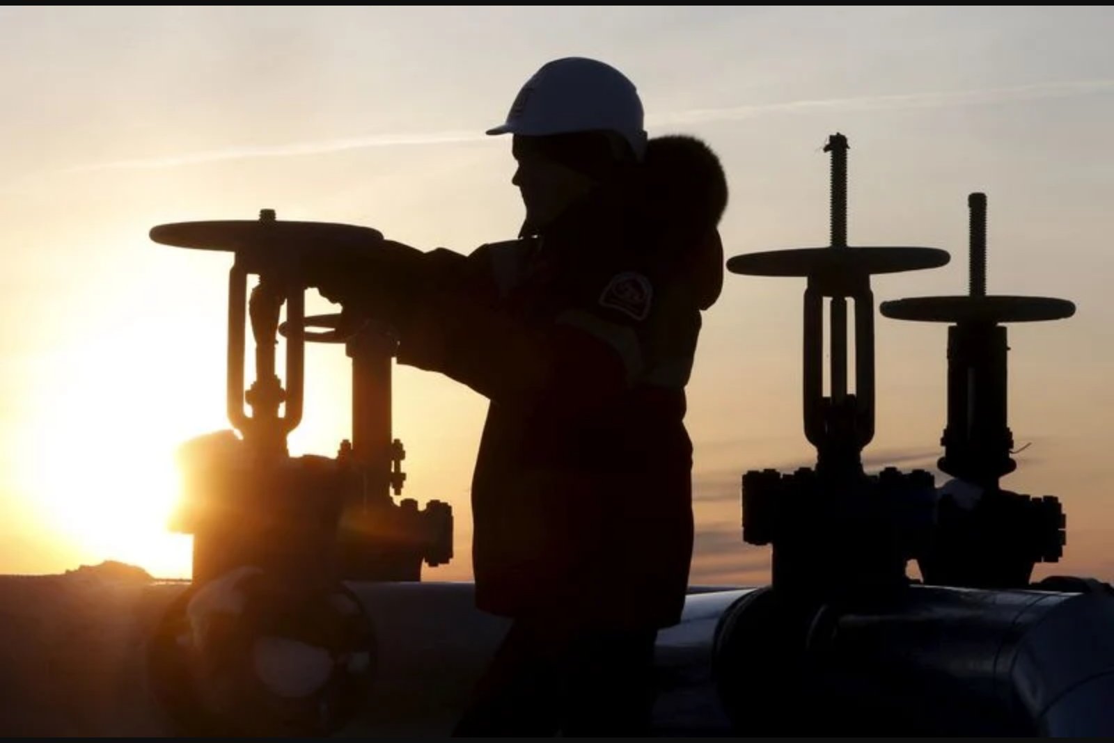 Oil rises as U.S. strikes Iranian launchers near Strait of Hormuz