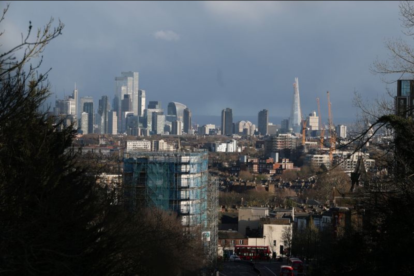 UK Firms Raise One-Year Price Outlook as Business Surveys Signal Inflationary Pressure