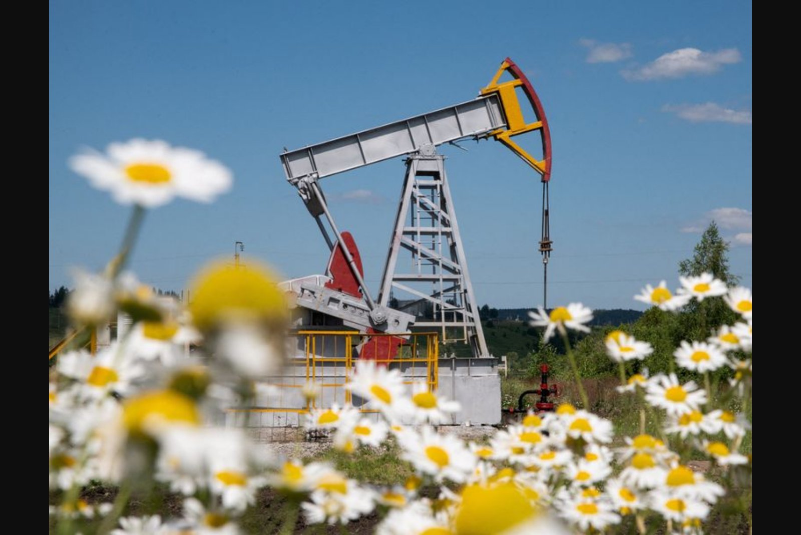 Oil Edges Lower as Iran Fears Subside and Oversupply Forecasts Loom