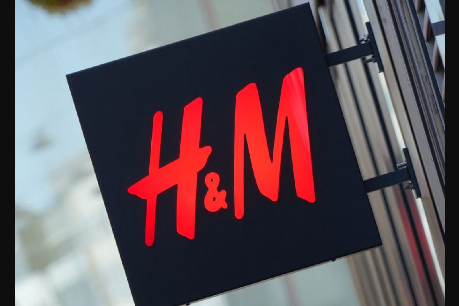 H&M Posts Q1 Operating Profit Above Estimates; March Sales Forecasted Up 1%