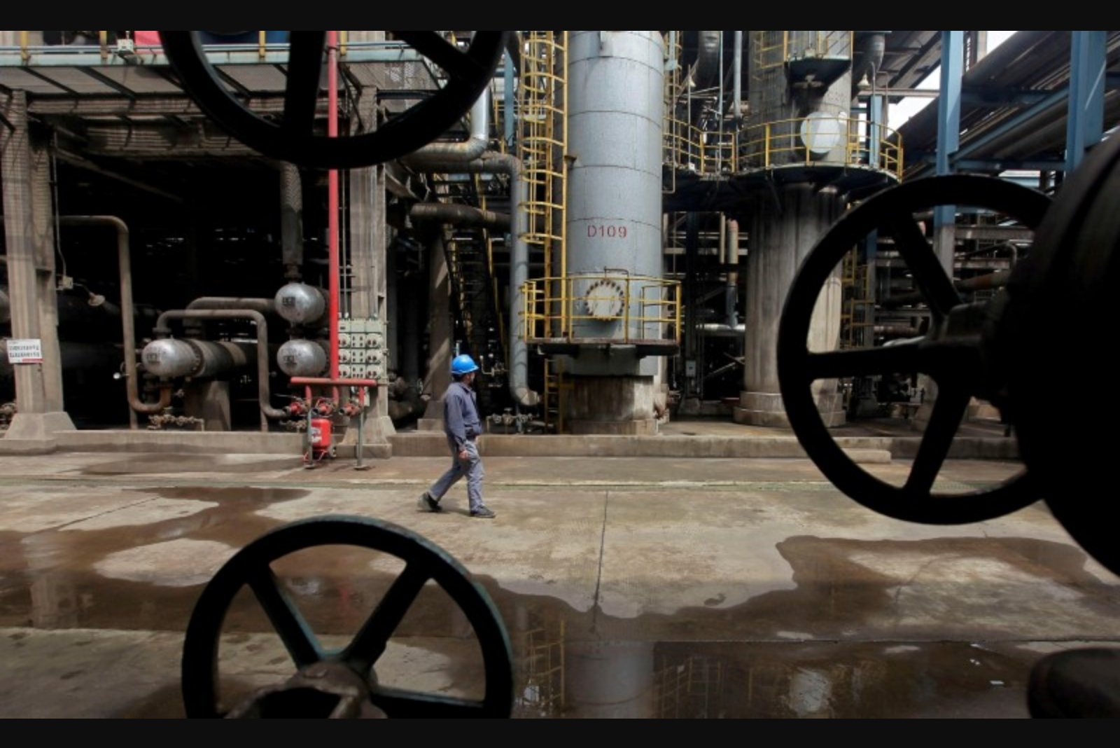 Oil near seven-month peaks as traders eye U.S.-Iran talks and tariff risks