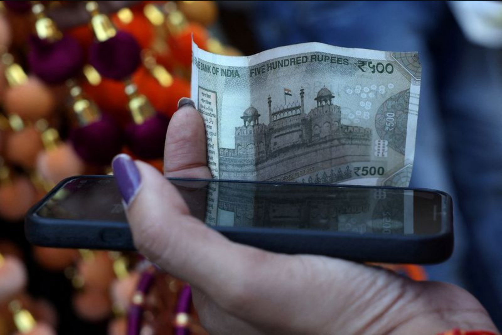 FX Curbs and Oil Shock Drive Foreign Investors Away from Indian Bonds and Stocks