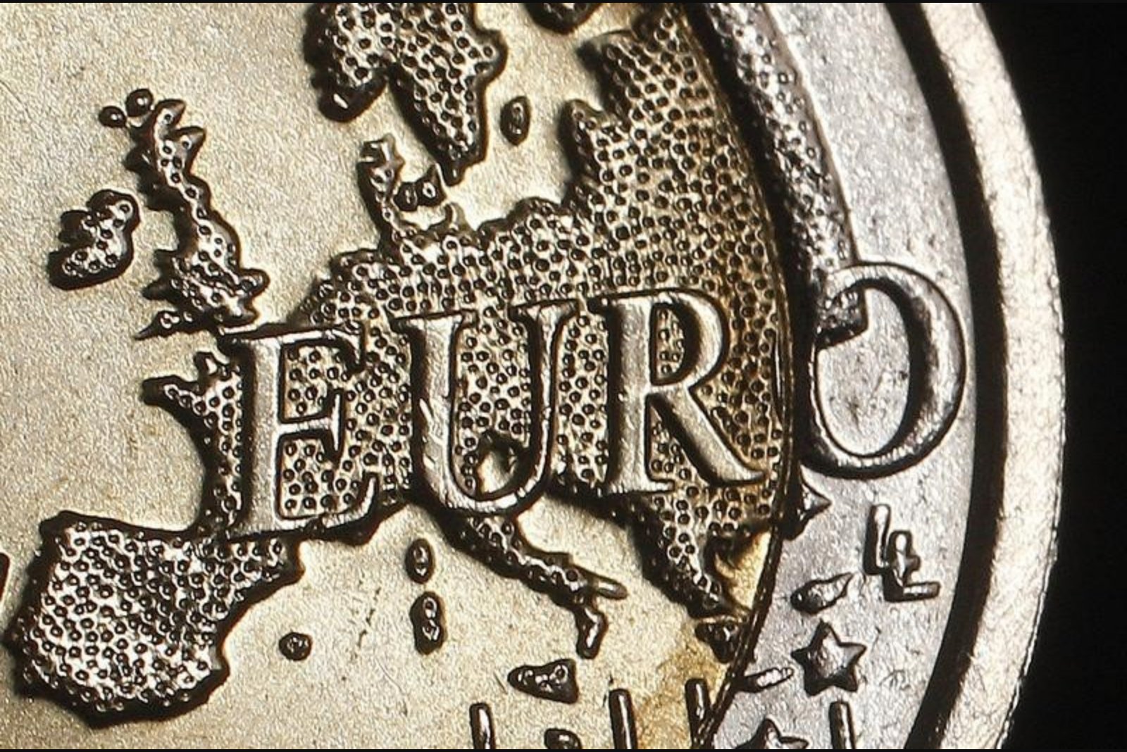Barclays Warns Euro May Weaken Further as U.S.-Europe Growth Gap Widens
