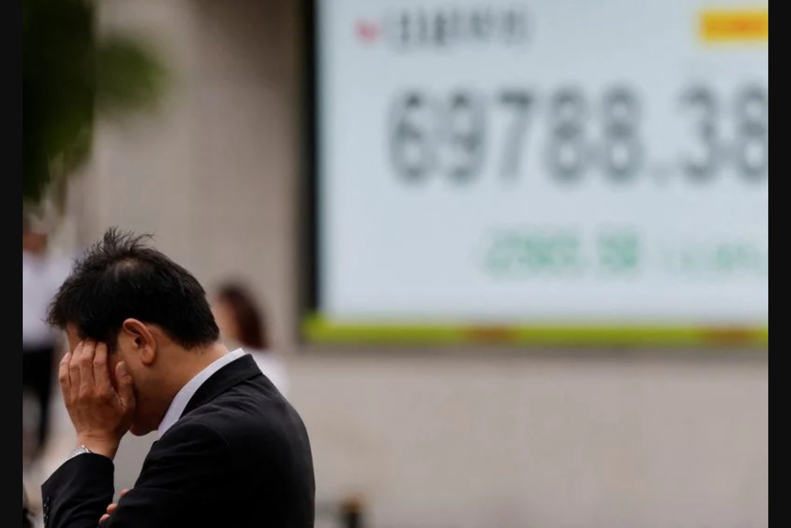 Asian Equities Close Record Quarter Amid Dollar Surge and Yen Plunge