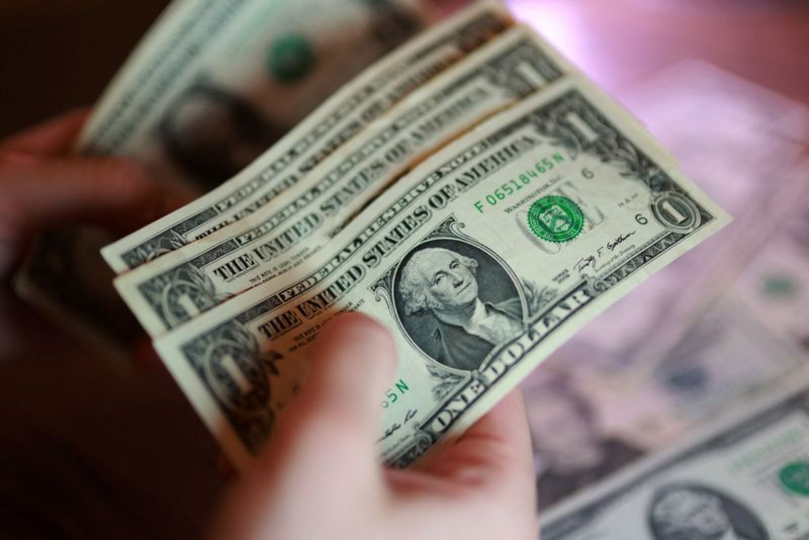 Dollar Holds Gains as Markets Seek Clarity on Middle East Tensions and Fed Trajectory