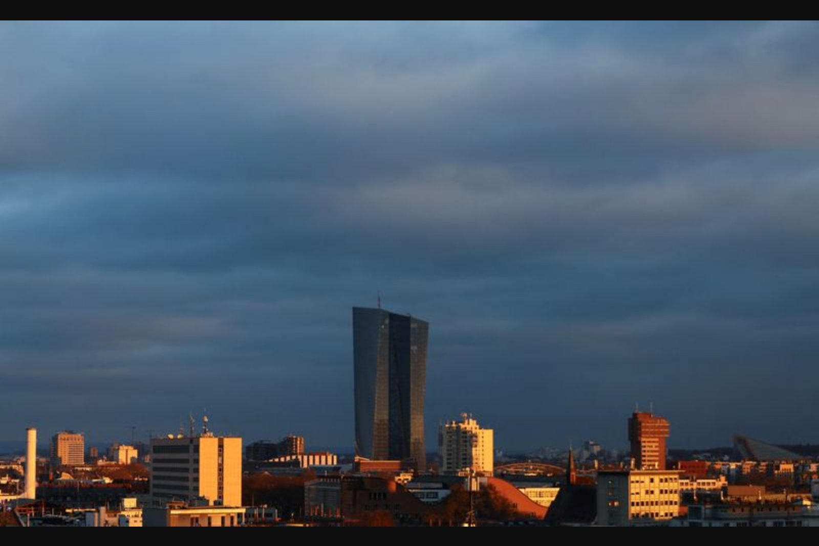 ECB officials count oil-price risk but caution against rushed rate moves