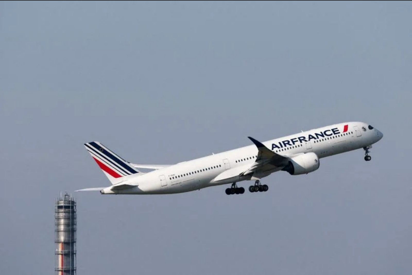 Some Airlines Restart Limited Middle East Services as Widespread Suspensions Persist