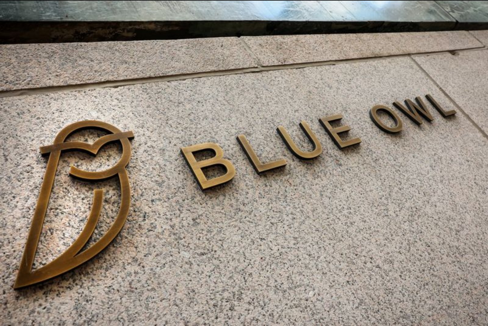 Moody's Lowers Outlook on Blue Owl Fund After Surge in Redemption Requests