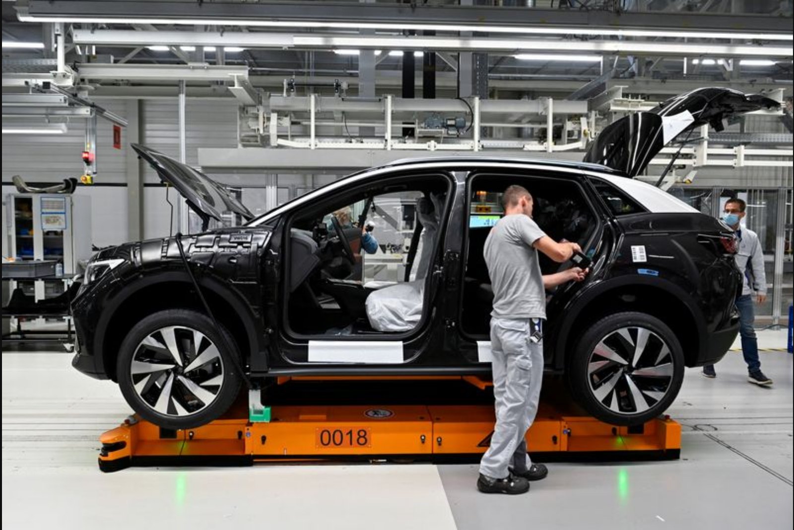 Volkswagen to Record Q1 Charge After Halting ID.4 Production in Tennessee