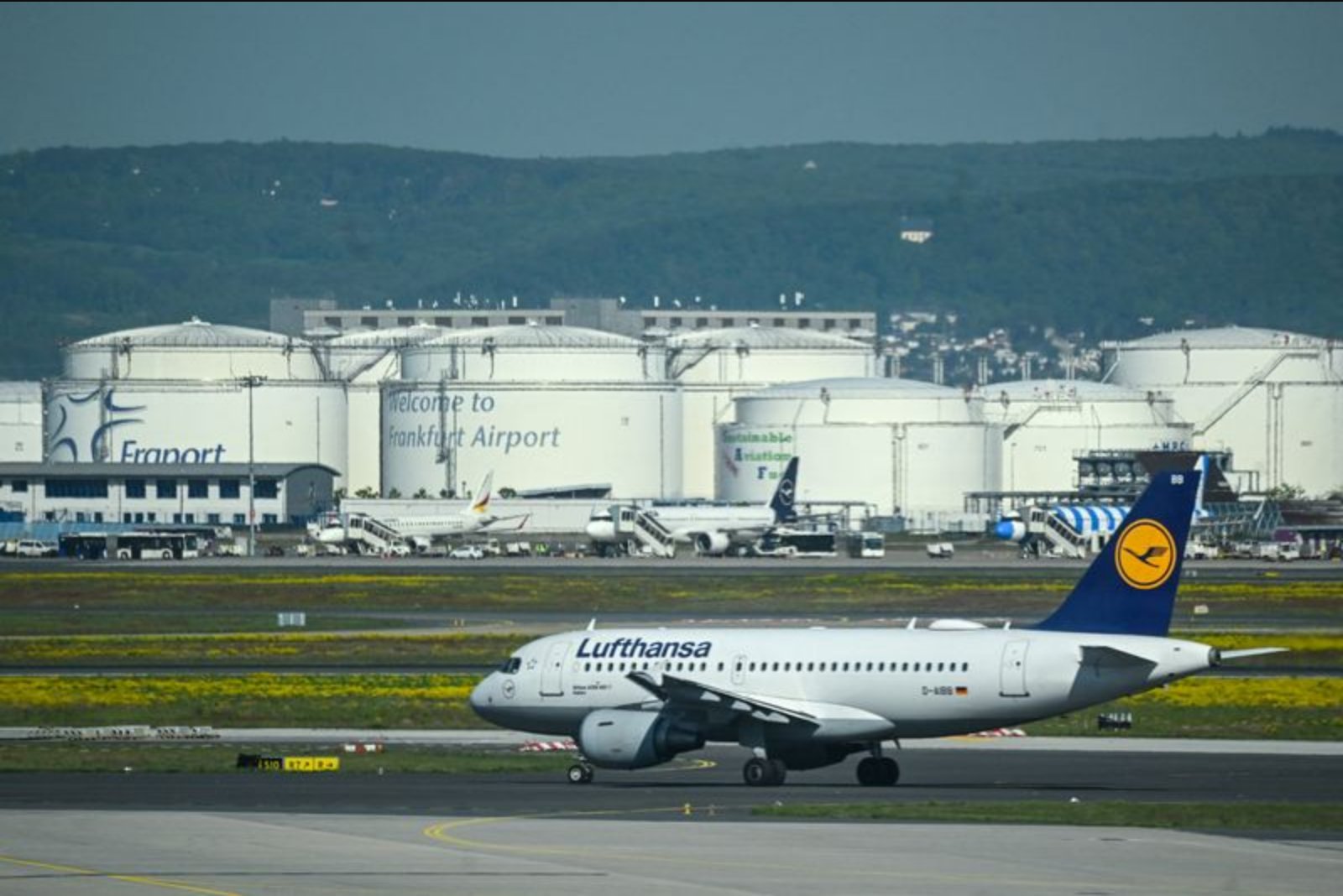 Lufthansa narrows Q1 adjusted operating loss, keeps 2026 profit forecast despite fuel and geopolitical pressures