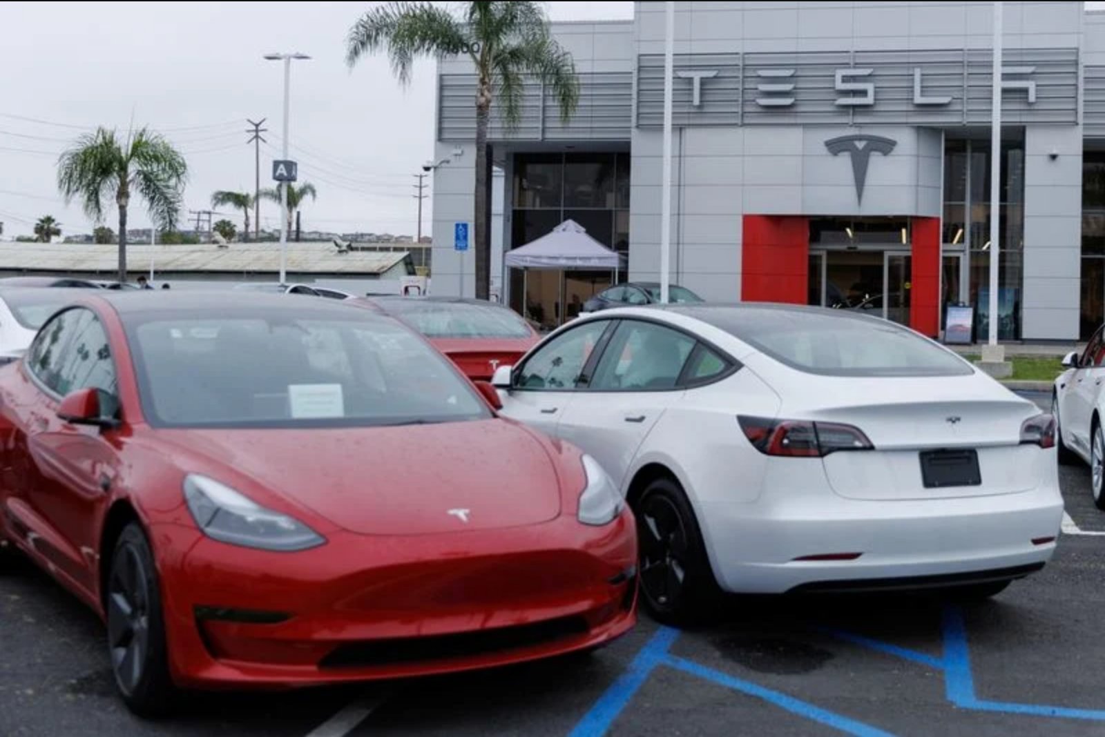 U.S. Safety Regulator Ends 2022 Review of 695,000 Tesla Cars Over Unexpected Braking