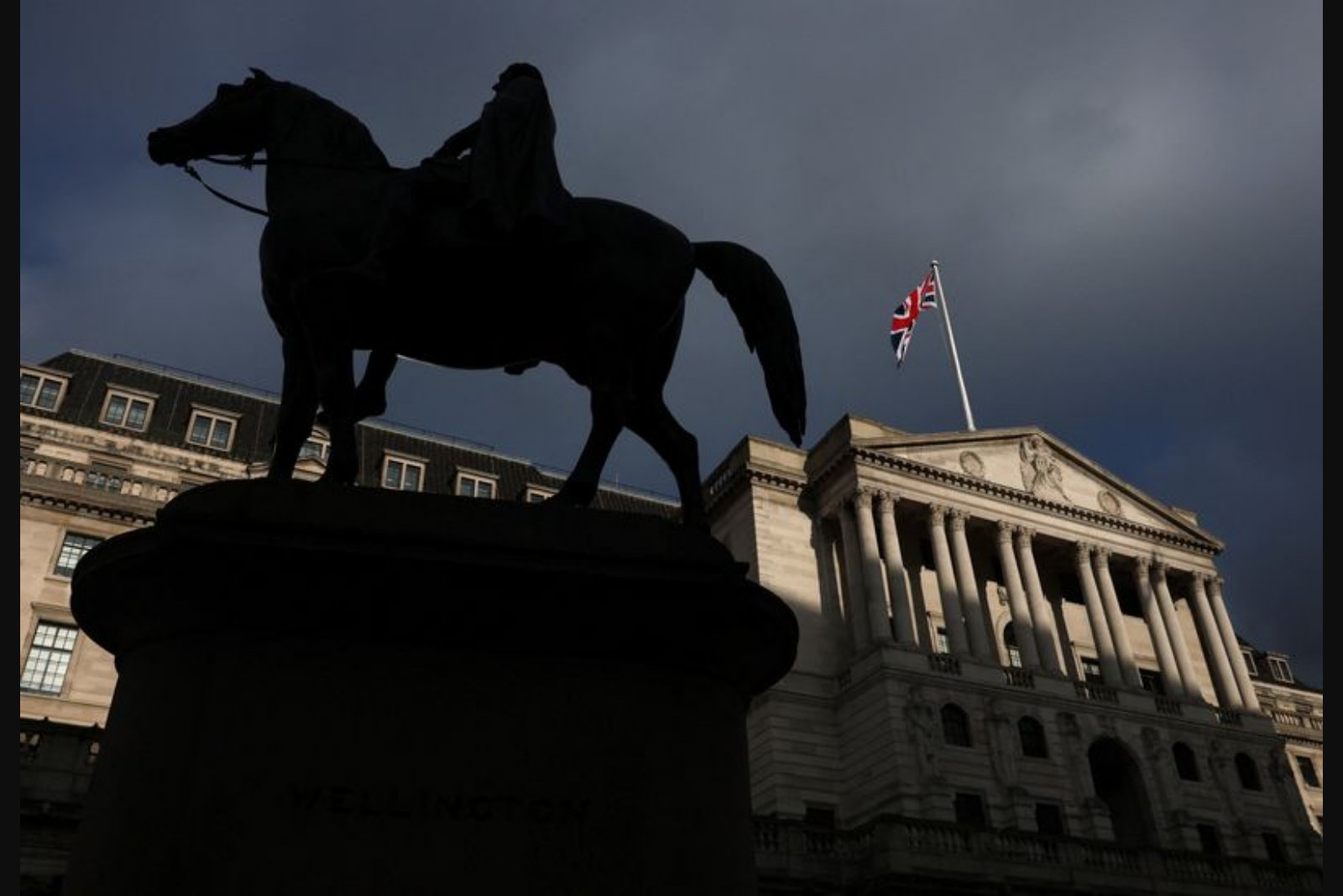 Bank of England Leaves Rates Unchanged as Middle East Conflict Raises Inflation Risk
