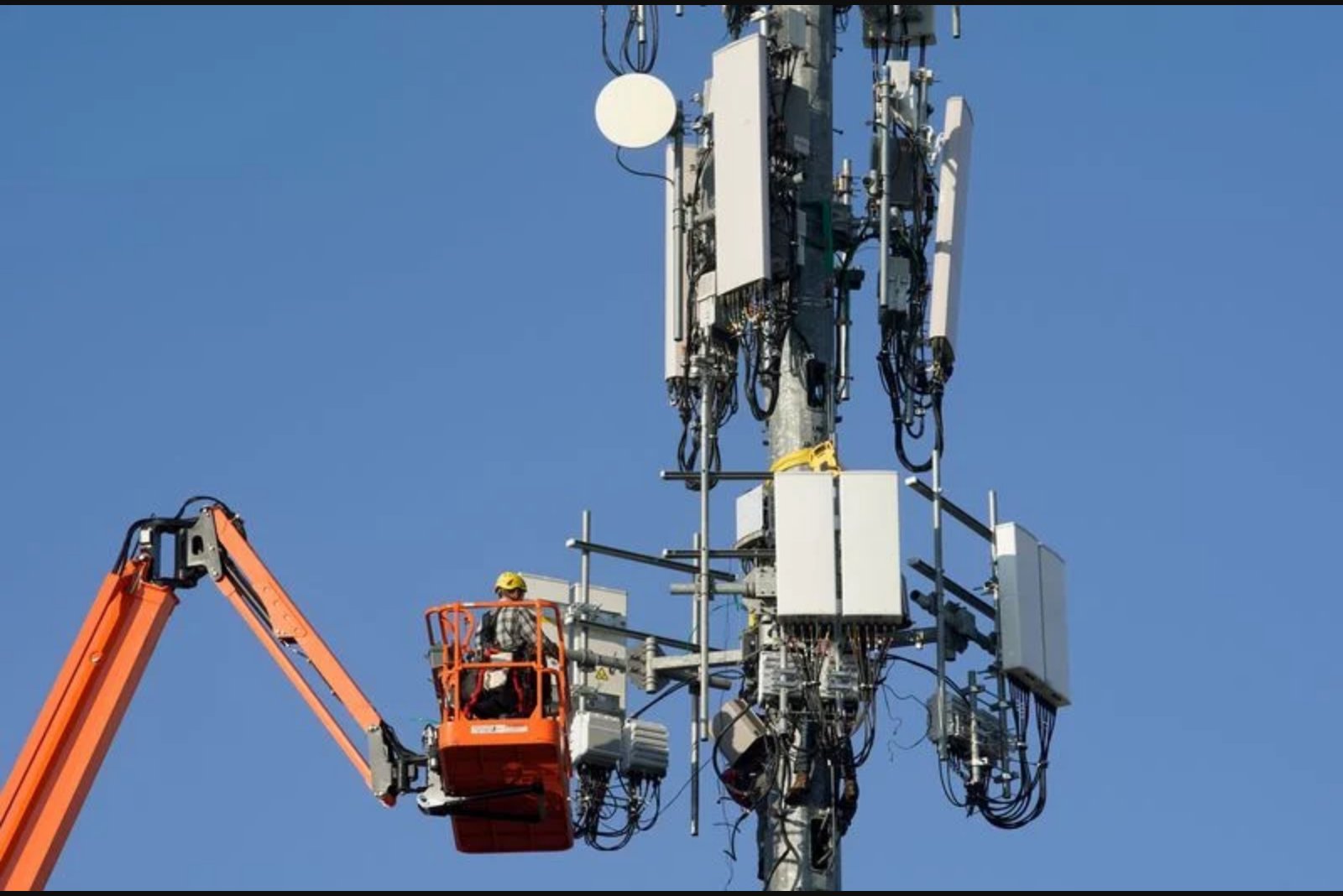 Verizon simplifies plans, waives some fees and launches 3% loyalty rewards