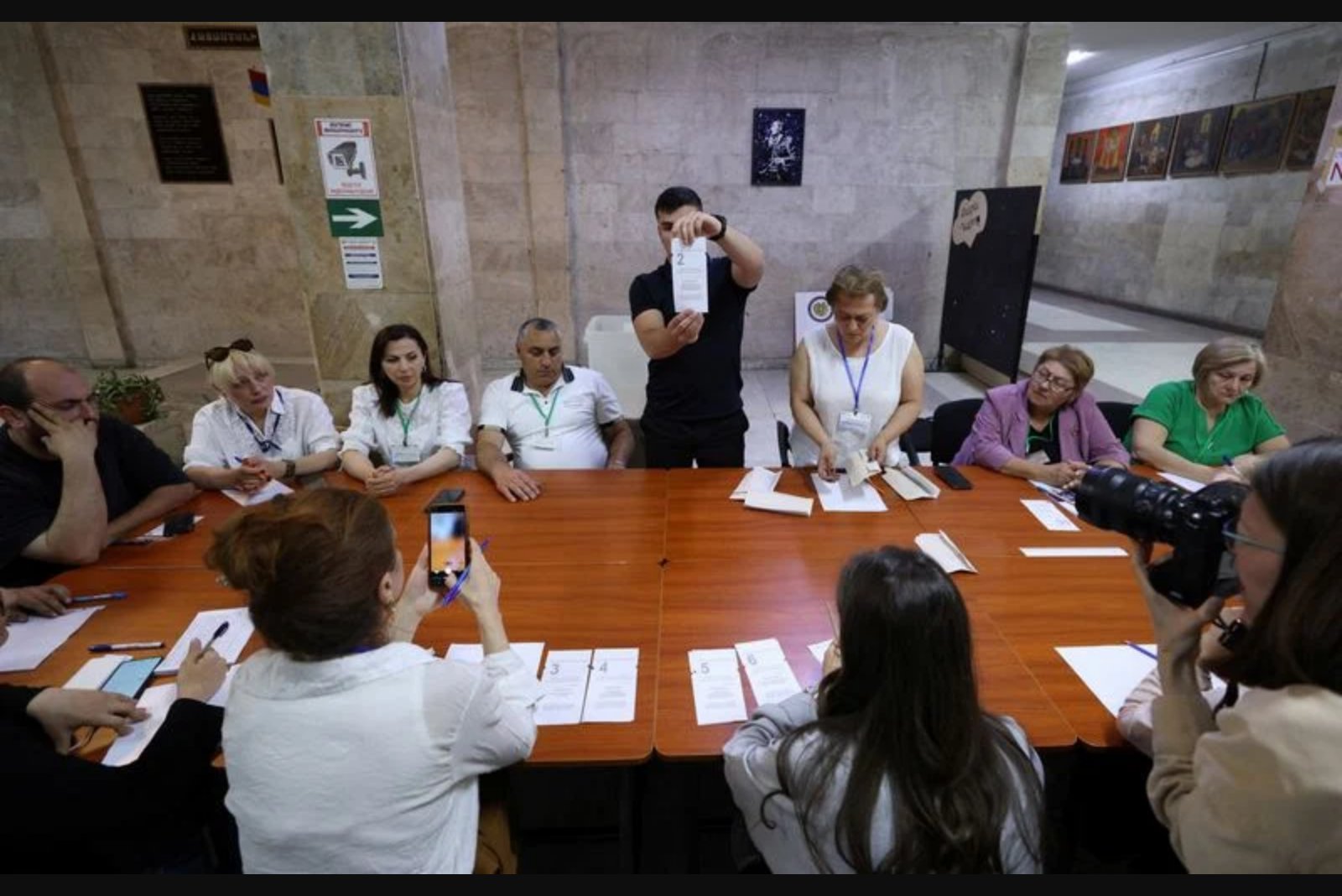 Early Returns Show Civil Contract Dominating Armenia Vote With 57% From Limited Sample