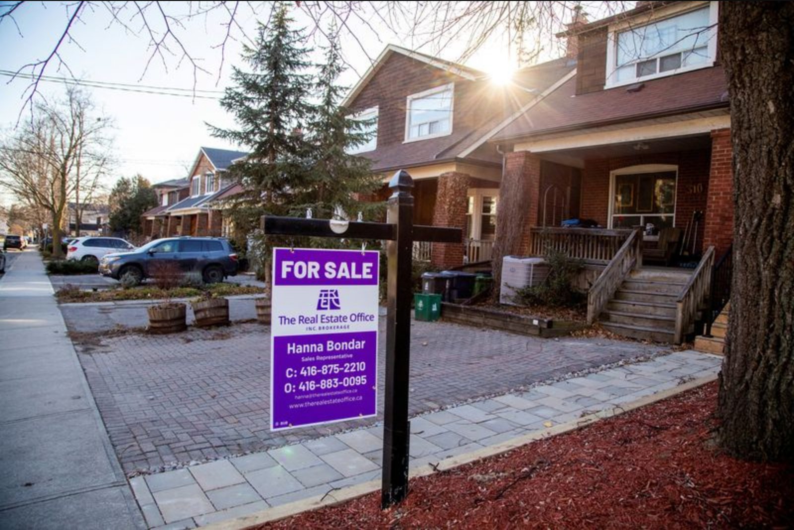 Canada’s Cooling Housing Market Blunts Consumer Gains From Record Stock Rally