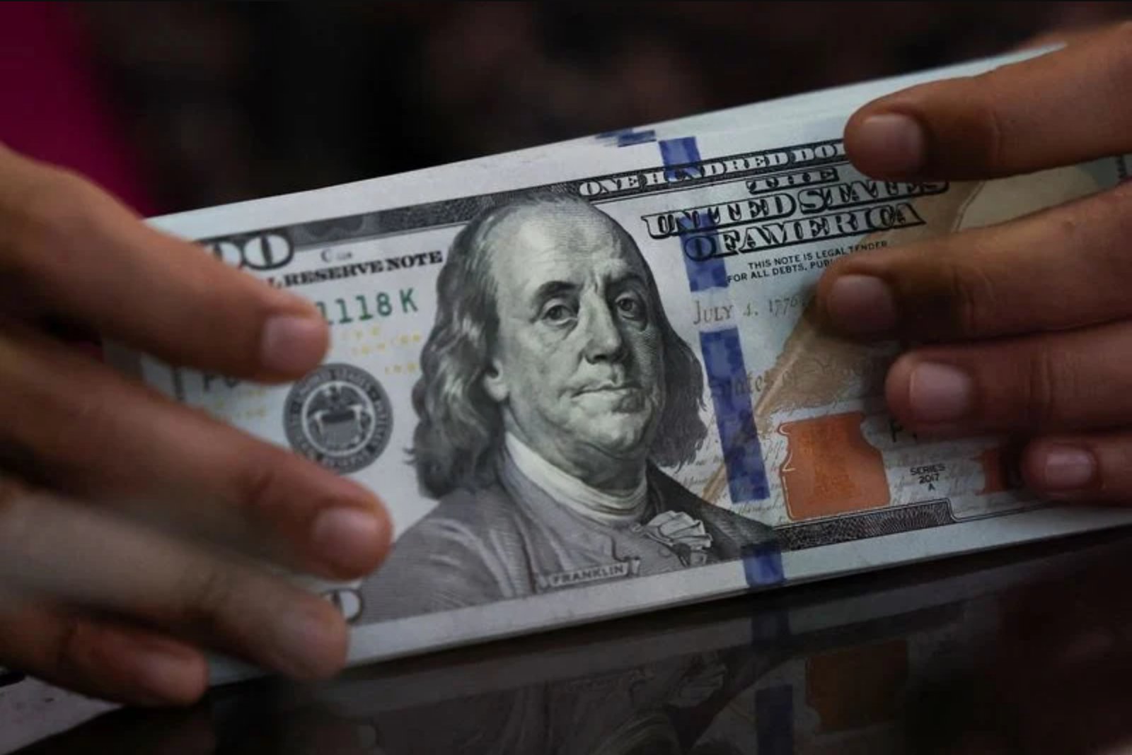 Survey: More Public Investors Intend to Trim Dollar Holdings as Geopolitical Risks Rise