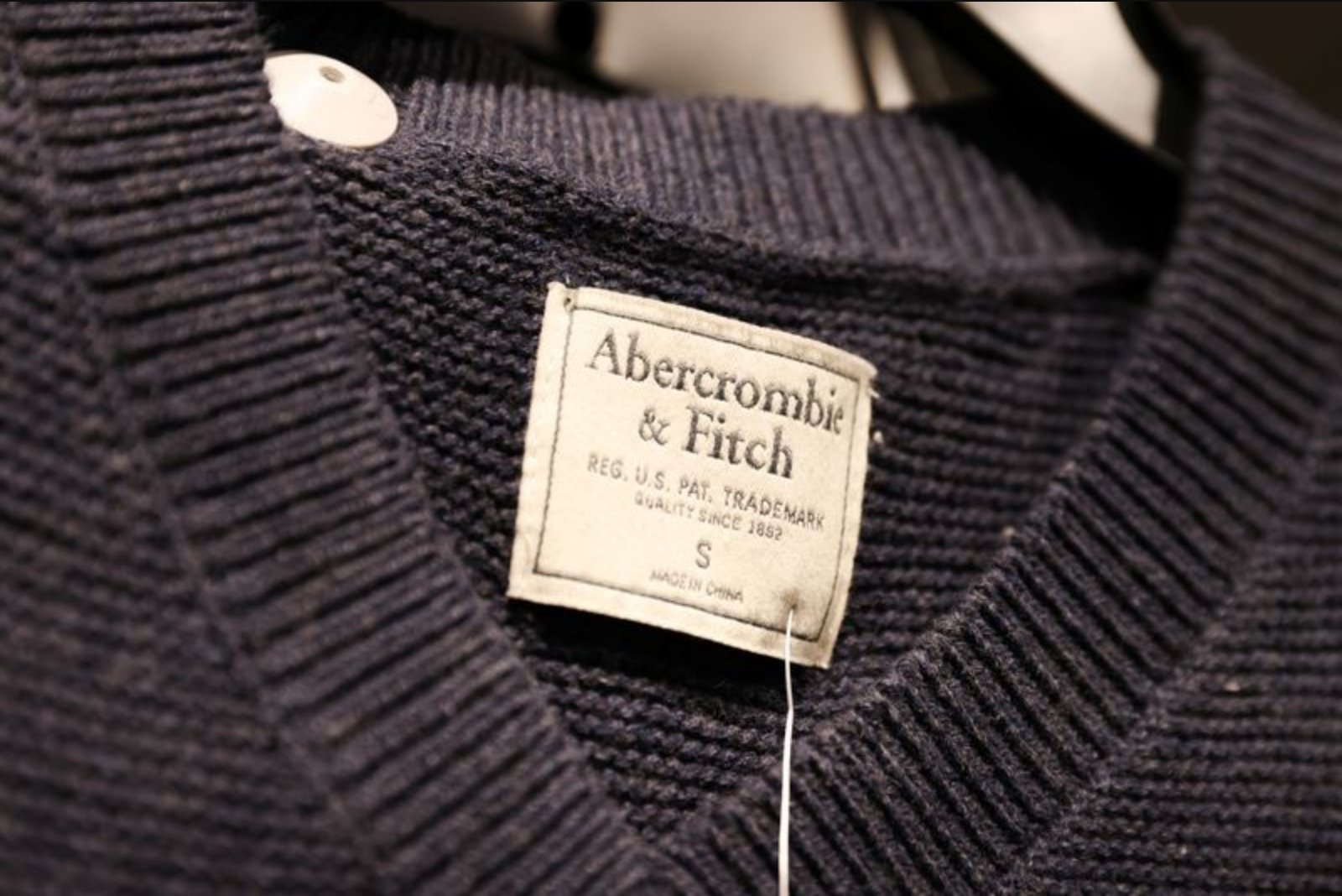 Abercrombie & Fitch Sees Annual Earnings Ahead of Street, Flags Tariff Headwinds