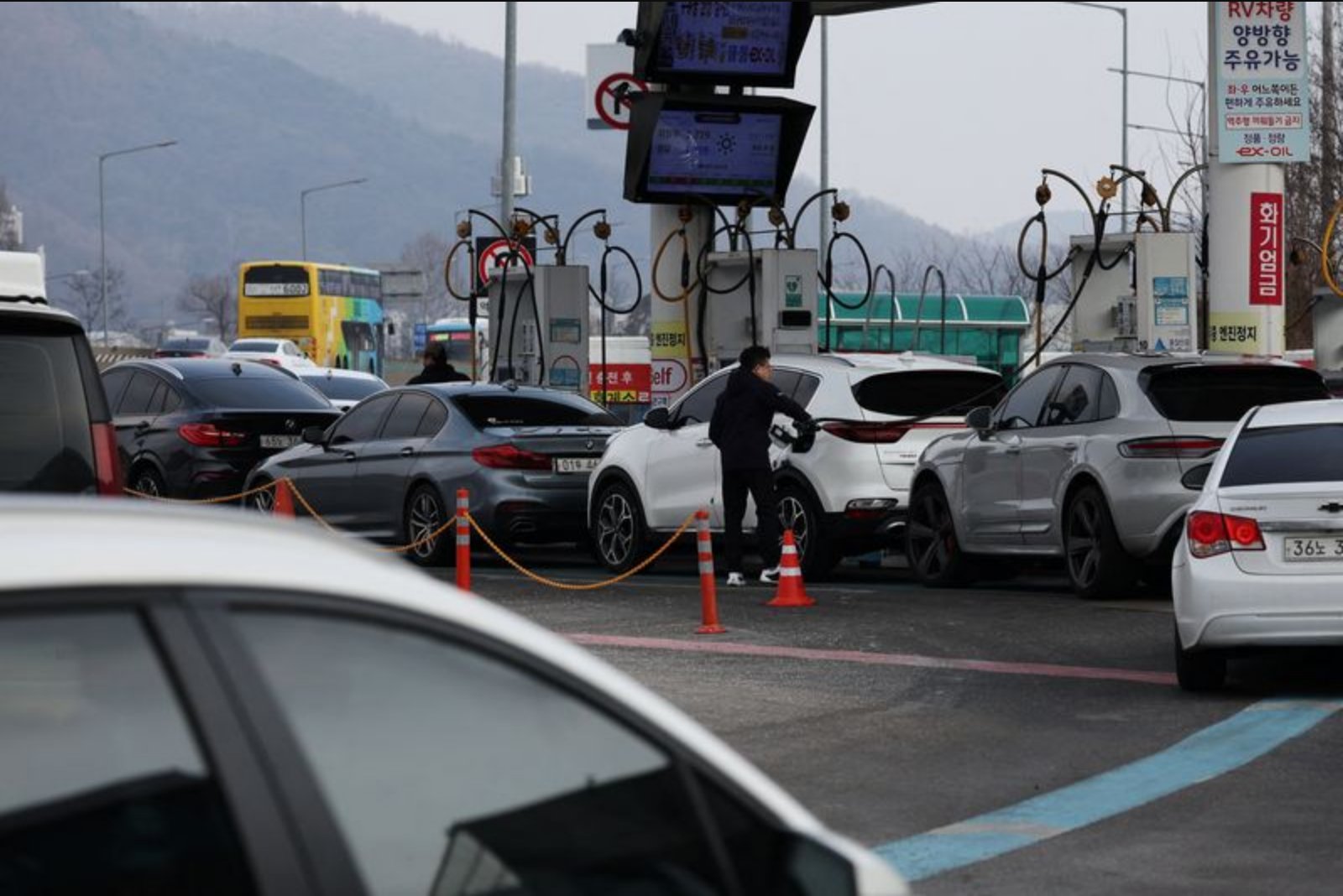 Triple-Digit Oil Returns as Middle East Conflict Deepens, Sparking Stagflation Worries