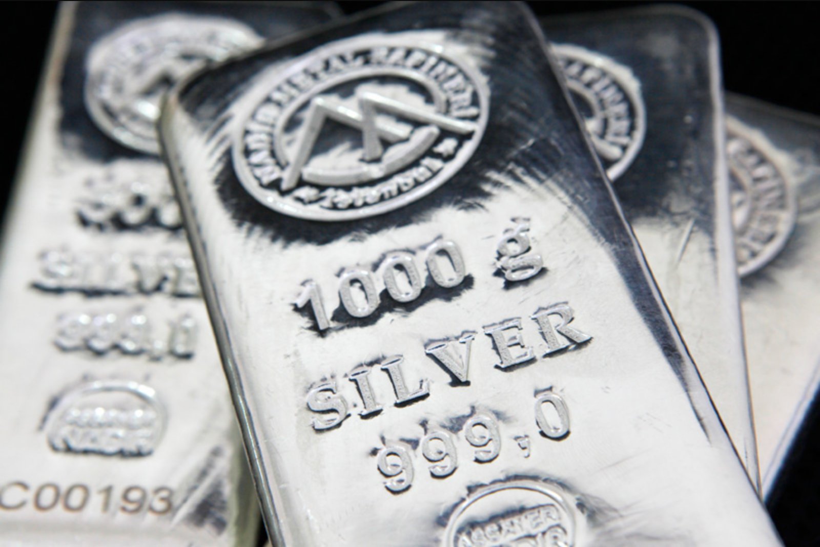 Silver Plunge Erases Short-Lived Rally as Dollar Strengthens