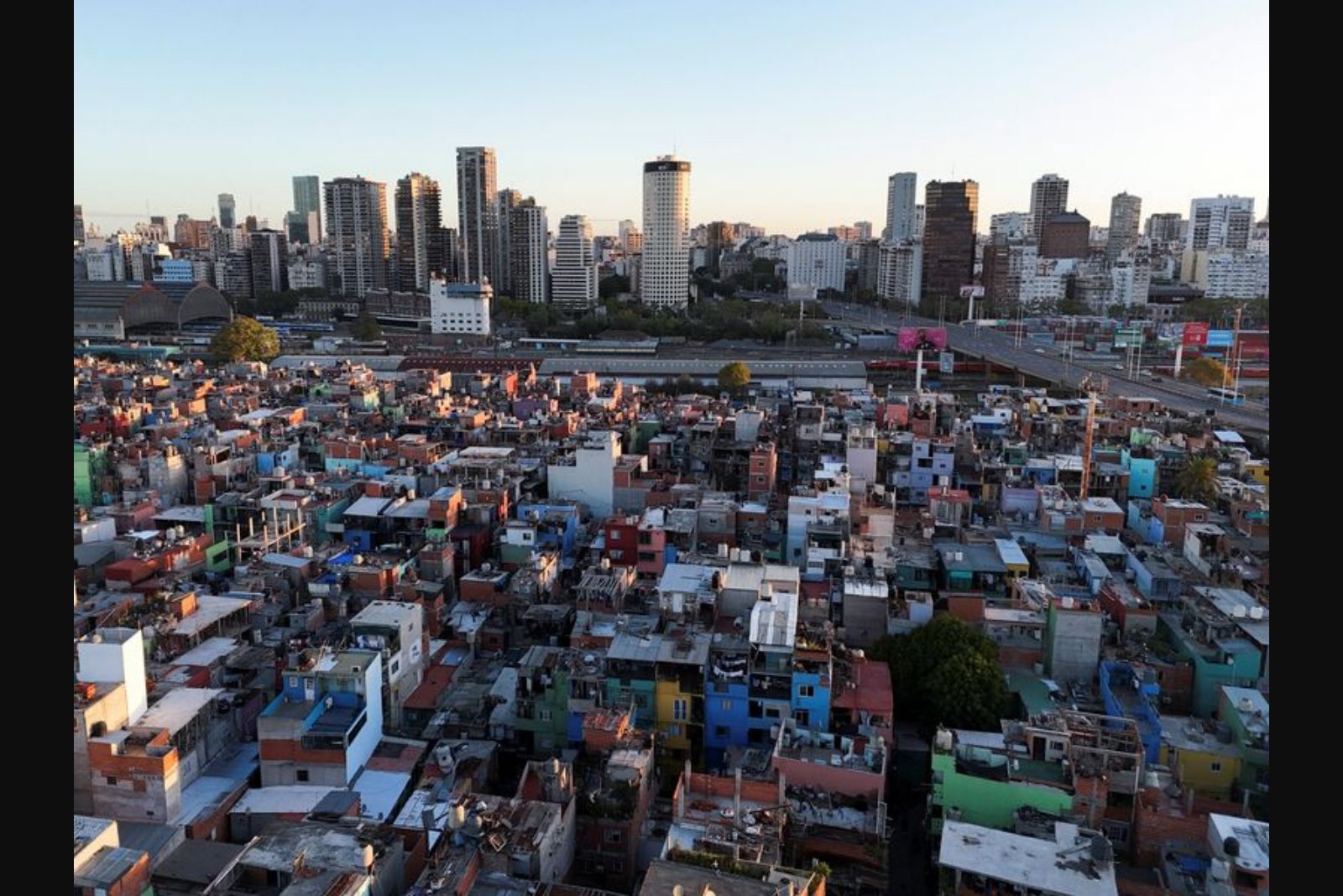Fitch Raises Argentina to B- as Milei Advances Reforms