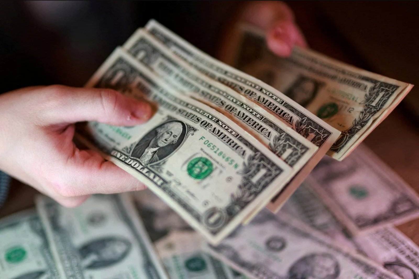 Asian Currencies Gain as Oil Slide Removes Some Dollar Safe-Haven Support
