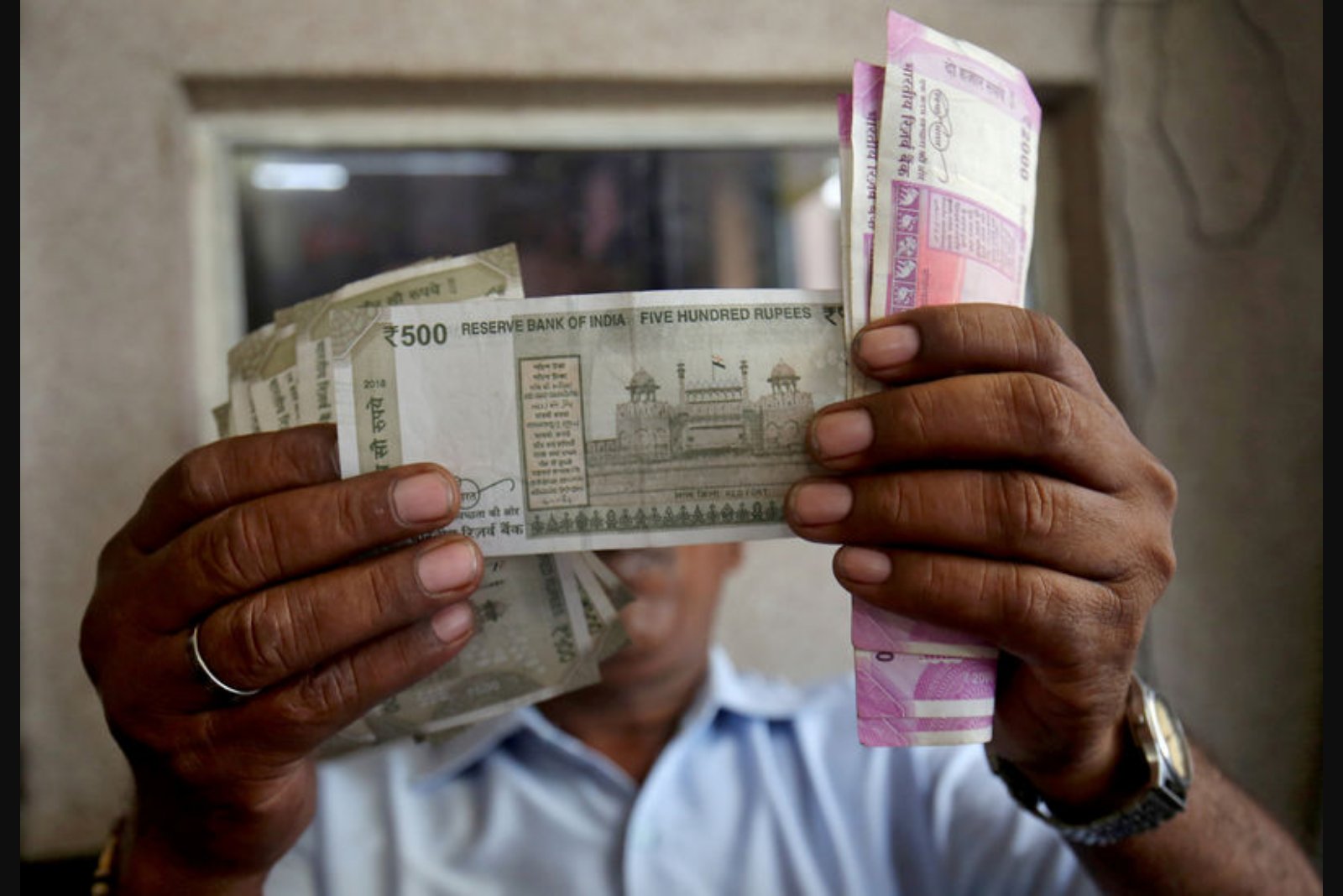 Asian FX Quiet as Dollar Holds Ground; Rupee Hovers Near Record Low